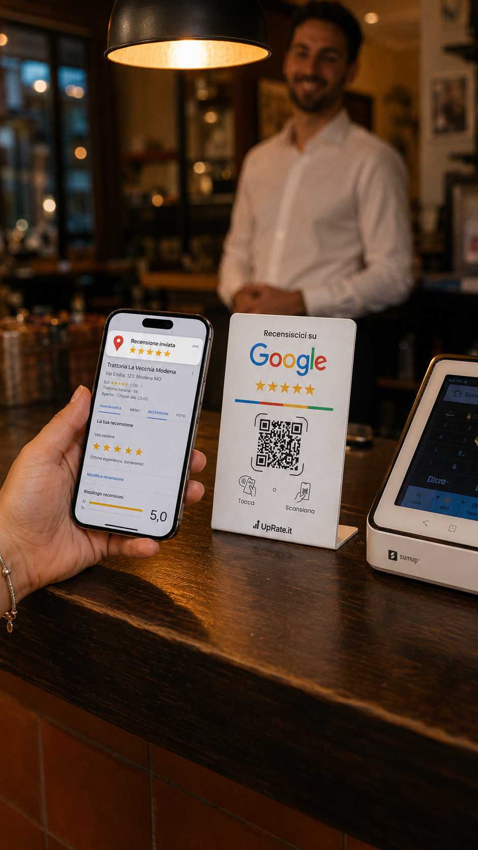 Titolare con cliente che recensisce
